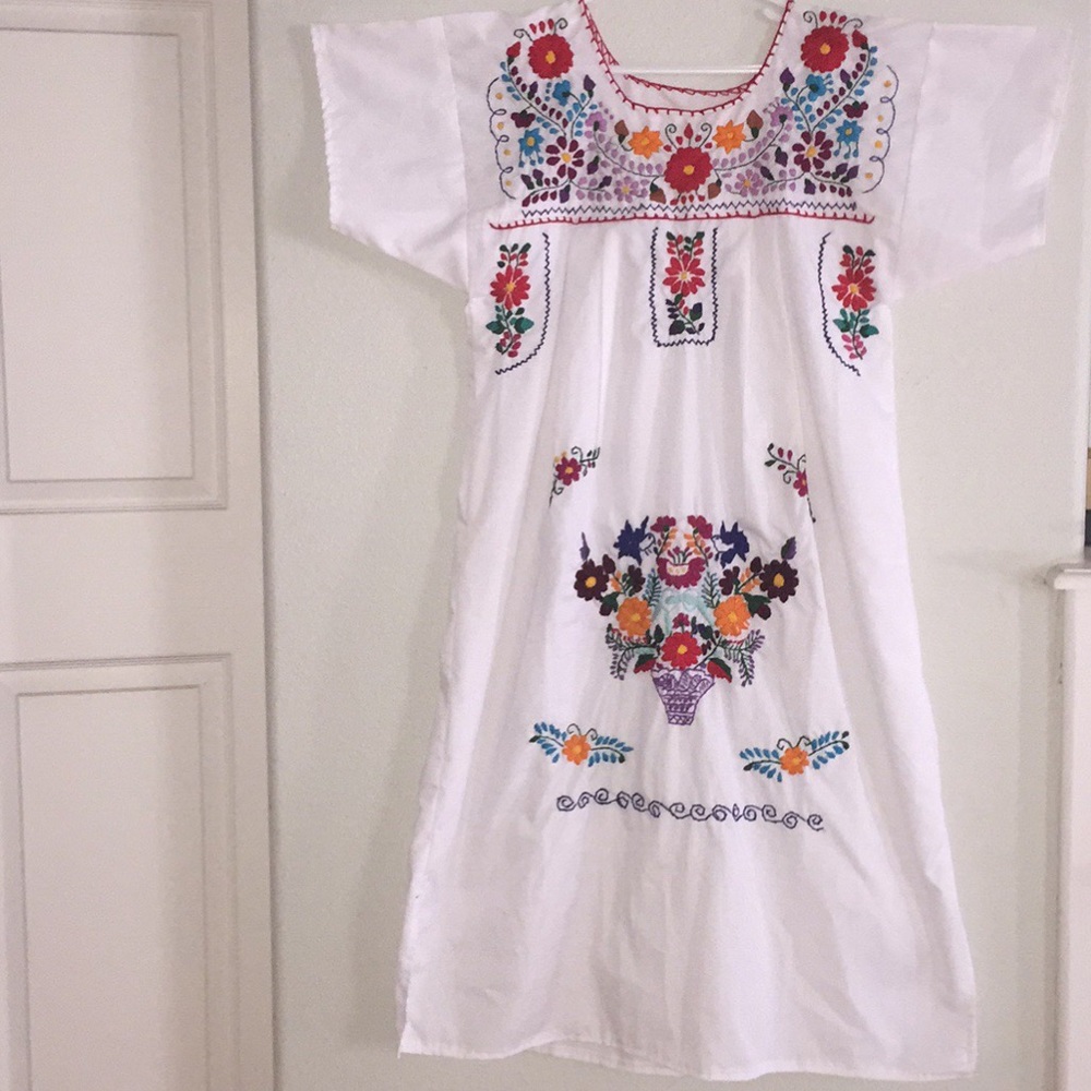 Beautiful embroidered vintage Floral Mexican dress